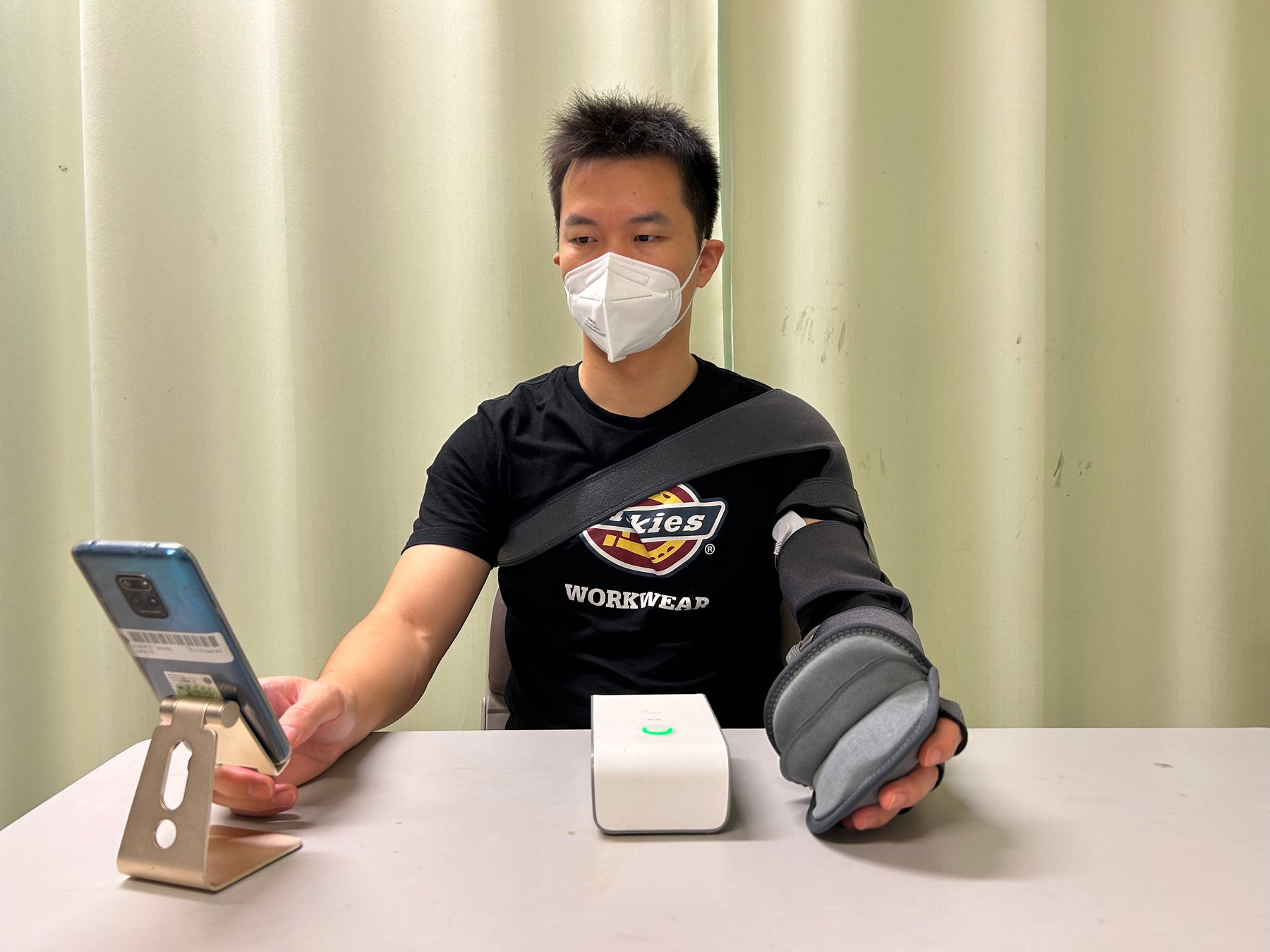 全球最輕的肌電驅動自助中風三合一醫療器材:Mobilexo Arm(家用版)